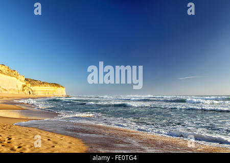 Strand und Küste bei Gibson Schritte in der Nähe der zwölf Apostel an der Great Ocean Road im Port Campbell National Park, Australien. Stockfoto