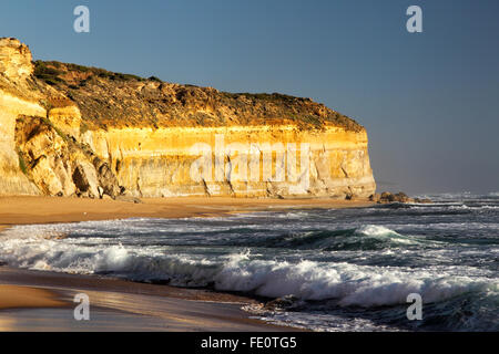 Strand und Küste bei Gibson Schritte in der Nähe der zwölf Apostel an der Great Ocean Road im Port Campbell National Park, Australien. Stockfoto