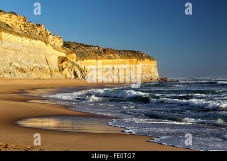 Strand und Küste bei Gibson Schritte in der Nähe der zwölf Apostel an der Great Ocean Road im Port Campbell National Park, Australien. Stockfoto