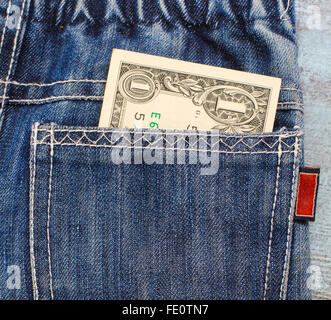 ein Dollar in eine Jeans Tasche Stockfoto
