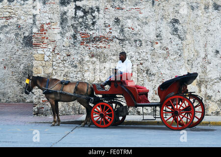 CARTAGENA, Mai 12: Pferdekutsche touristische Wagen warten neben der Stadtmauer der historischen spanischen Kolonialstadt Stockfoto