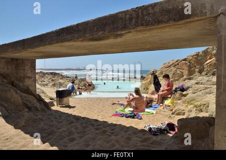 Menschen an die natürlichen Schwimmbecken auf den Strand von Leca da Palmeira befindet sich nördlich der Stadt Matosinhos, in d Stockfoto