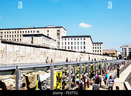 Reste der Berliner Mauer in der Nähe von der Staatskasse; Reste der Berliner Mauer Nahe Dem Finanzministerium Stockfoto