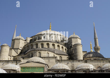 Blaue Moschee (Sultanahmet Camii) Nahaufnahme von außen Runde Dachlinien und Kuppeln unter blauem Himmel, Istanbul, Türkei Stockfoto