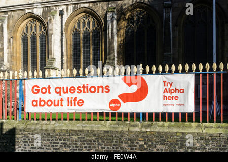 Eine Banner-Werbung der alpha-Kurs außerhalb St. Sepulchre ohne Newgate Kirche in Holborn, London. Stockfoto