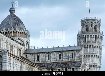 Piazza dei Miracoli. Pisa Kathedrale oder Duomo Santa Maria Assunta (Build 1063-XIII) und schiefen Turm von Pisa (Build 1173-136 Stockfoto