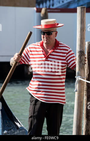 Ein Gondoliere tragen seine rote & weiß gestreiftes Shirt und Bootsfahrer mit einem roten Band in Venedig, Italien Stockfoto