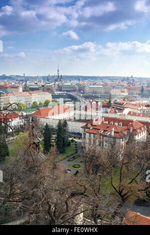 Blick vom Garten unter der Prager Burg auf die Wallenstein-Palais und Manes-Brücke. Stockfoto