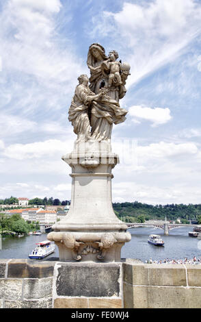 Statue von St. Ann auf der Karlsbrücke in Prag. St. Ann war Mutter der Heiligen Jungfrau Maria. Bildhauer Jäckel. 1707 Г. Stockfoto