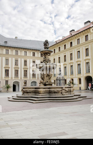 Dies ist ein schönes Beispiel für die barocke Architektur (wurde errichtet im Jahre 1686) und einer der ältesten Brunnen in Prag. Stockfoto
