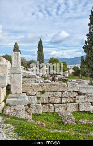 Reste von Mauern und Säulen befindet sich am südwestlichen Hang der Akropolis von Athen. Stockfoto