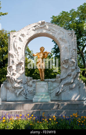 Die gold farbigen Johann Strauß Denkmal-Statue im Stadtpark, Vienna Stockfoto