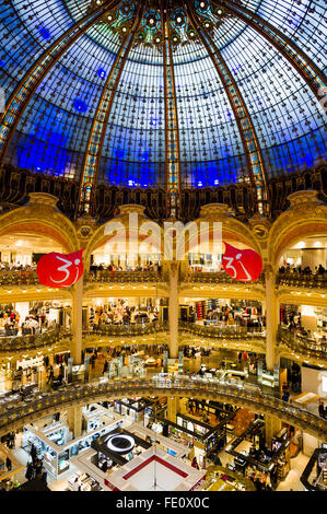 Shopping-Mall mit Jugendstil-Kuppel, Galeries Lafayette Paris, Ile de France, Frankreich Stockfoto