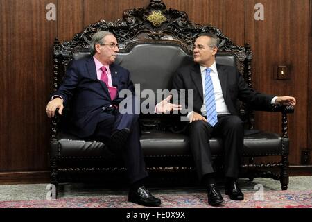 Brasilianische Senatspräsident Renan Calheiros, richtig, trifft sich mit Lautsprecher von der Kammer der Abgeordneten Eduardo Cunha 24. März 2015 in Brasilia, Brasilien. Stockfoto