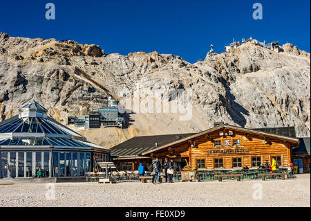 Gletschergarten, Gletscherrestaurant SonnAlpin, Schneefernerhaus hinter, Zugspitze, Garmisch-Partenkirchen, Wetterstein, Alpen Stockfoto