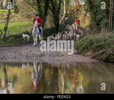 Norden cotswold Jagd am Heiligabend das Überschreiten eines Ford Stockfoto