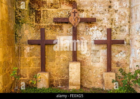 drei hölzerne Kreuze auf Berg Golgotha Stockfoto