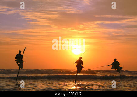 Silhouette von einem Stick Fischer bei Sonnenuntergang, Unawatuna, Sri Lanka Stockfoto