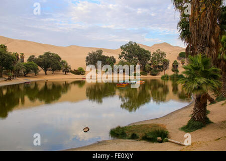 Oase von Huacachina am Morgen, Ica Region, Peru. Stockfoto