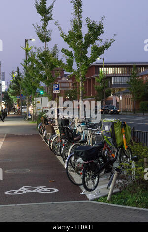 Radweg und Fahrräder in Japan in der Dämmerung Stockfoto