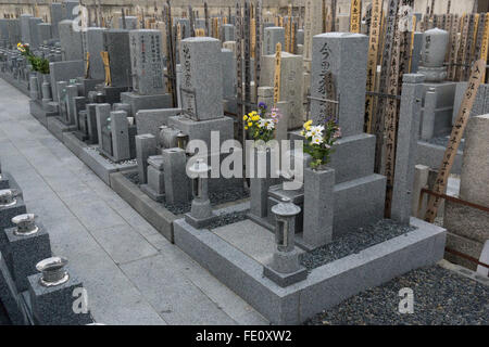 Japanischer Friedhof mit Gedenkstätten und Blumen Stockfoto