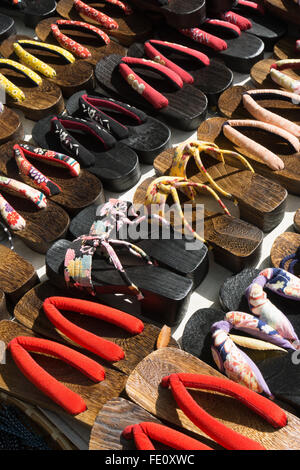 traditionelle japanische Sandalen auf dem display Stockfoto