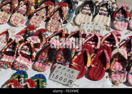 traditionelle japanische Sandalen auf dem display Stockfoto