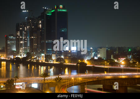 Kairo, Ägypten - 29. Oktober 2014: Ampel Wanderwege in Kairo in der Nacht zum 15. Mai zu überbrücken, den Nil und die Corniche St Stockfoto