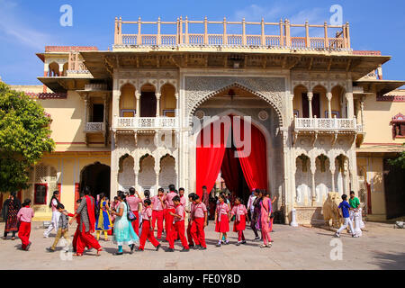 Lokale Schulkinder zu Fuß aus Rajendra Pol im Stadtschloss Jaipur, Rajasthan, Indien. Schloss war der Sitz der Maharaja Ja Stockfoto