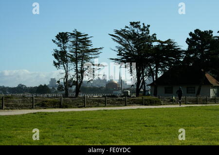 Ein Jogger auf einem Laufweg entlang des Presidio in San Francisco, Kalifornien Stockfoto