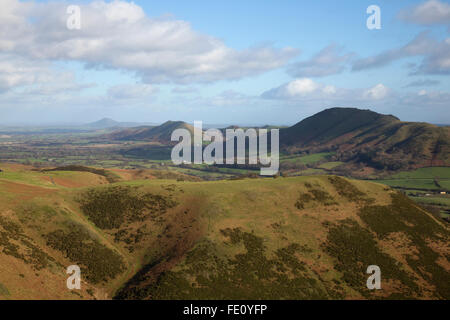 Blick von der Long Mynd in Shropshire, England, mit Caer Caradoc und Wrekin in weiter Ferne. Stockfoto