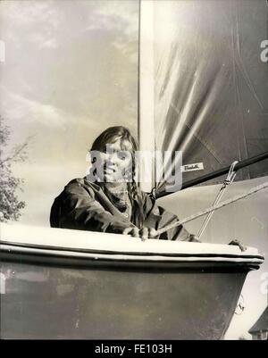 1973 - Elizabeth bricht ein alle männliche Monopol! In der Hoffnung, das All-männliche Monopol der berühmten Sydney-Hobart-Regatta nächsten Monat zu brechen ist attraktiv, 22 Jahre alt Elizabeth Shaw, Tochter von beratender Ingenieur von Bosham, in der Nähe von Chichester. Sowie mit einem Segel Reparatur Geschäft aus der Zucht von ihrem FamilyÃ ¢ â'¬â "¢ s Haus, Elizabeth findet auch die Zeit, um die Praxis Segeln jeden Tag. Stamme aus einer Familie von scharfen Matrosen, ist Elizabeth ein sehr erfahrener Segler, begann im Alter von 18 Monaten. Und mit ihrer Teilnahme in drei Fastnet-Rennen, sie hat so viel Erfahrung als racing Stockfoto