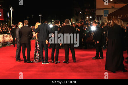 London, UK, 28. Oktober 2015: Daniel Brühl, Bradley Cooper, Sienna Miller, Omar Sy, Sam Keeley und Regisseur John Wells besuchen Burnt Stockfoto