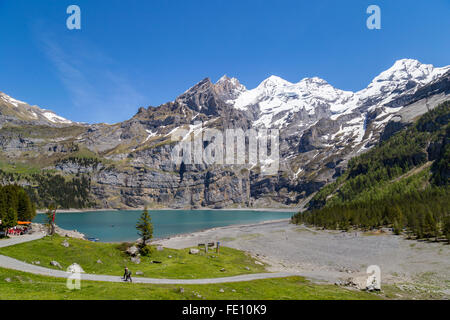 Blick auf den Oeschinensee (Oeschinensees See) mit moderner und Frundenhorn der Schweizer Alpen im Berner Oberland Stockfoto