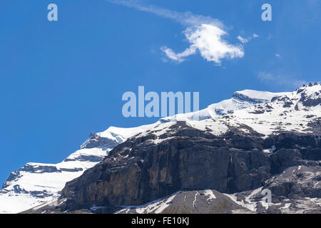 Blick auf Bergfelsen und Eis Schweizer Alpen in der Nähe von Oeschinensee (Oeschinensees See), im Berner Oberland, Schweiz Stockfoto