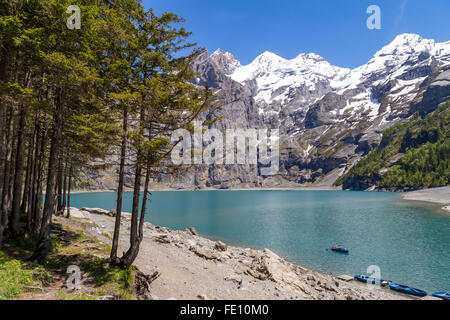 Blick auf den Oeschinensee (Oeschinensees See) mit moderner und Frundenhorn der Schweizer Alpen im Berner Oberland Stockfoto