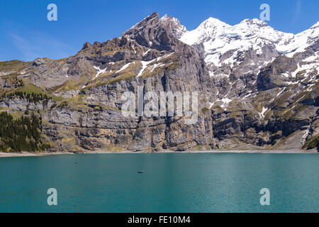 Blick auf den Oeschinensee (Oeschinensees See) mit moderner und Frundenhorn der Schweizer Alpen im Berner Oberland Stockfoto