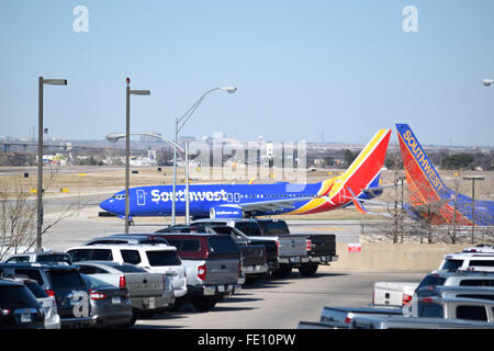 Southwest Airlines Flugzeuge landen und bereit zum Abheben in Love Field, wo die Piloten ihren Mangel an einen Vertrag protestierte. Bildnachweis: Brian T. Humek/Alamy Live-Nachrichten Stockfoto