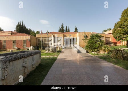 Sarkophag vor Eingang von Aphrodisias Museum, Türkei Stockfoto