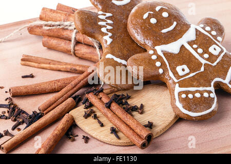 Cinnamon Cookie Mann isoliert auf weißem Hintergrund Stockfoto