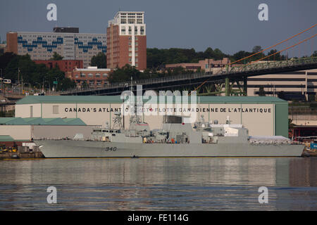 Schiffe der Royal Canadian Navy in Halifax, Kanada. Der Hafen und die Werft ist seit langem eine Basis der kanadischen Marine. Stockfoto