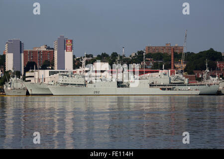 Schiffe der Royal Canadian Navy in Halifax, Kanada. Der Hafen und die Werft ist seit langem eine Basis der kanadischen Marine. Stockfoto