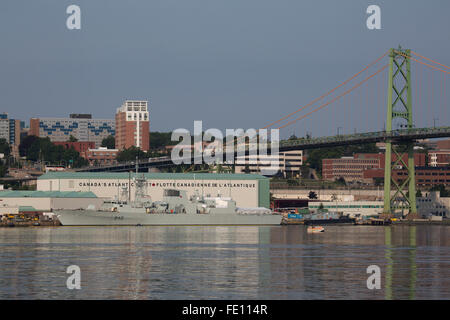 Schiffe der Royal Canadian Navy unter der Angus L Macdonald Brücke in Halifax, Kanada. Der Hafen und die Werft ist seit langem ein Stockfoto