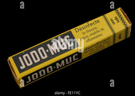 Historische deutsche Stichprobe von Jodo-Muc, deutsche Ärzte angesichts des frühen 19. Jahrhunderts Verpackung Französisch auf Deutsch auf der Seite Stockfoto