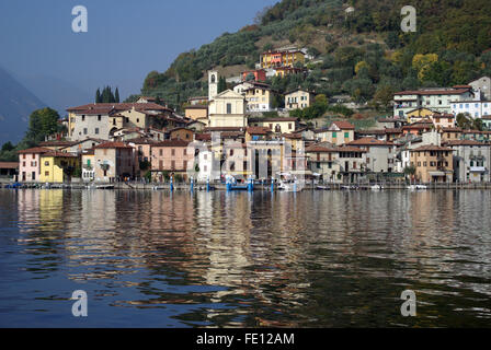Stadt von Peschiera Maraglio. Land betrachtet aus dem Iseo-See in Lombardei, Italien Stockfoto