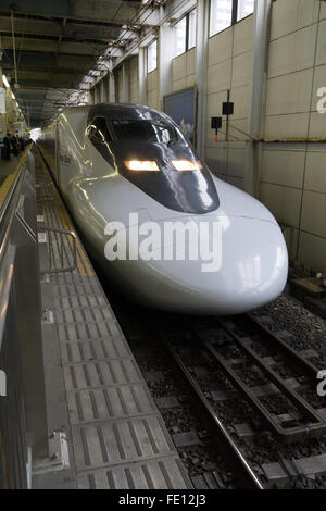 Shinkansen-Hochgeschwindigkeitszug in Kyoto Station Japan Stockfoto