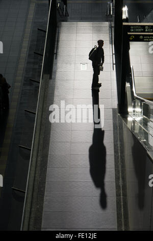 nicht identifizierte Person im Bahnhof Kyoto Japan Stockfoto