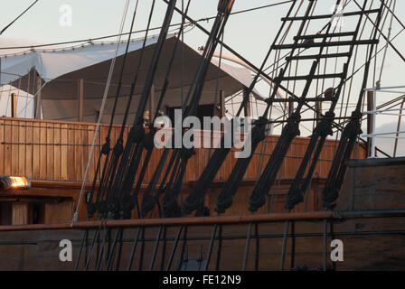 Quarterdeck von RRS Discovery durch Rigging gesehen, Discovery Point, Dundee, Schottland, Großbritannien. Stockfoto