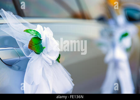 weiße Rosen Blumen Hochzeit Autodekoration Stockfoto