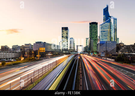 Verkehr in La Défense, Paris, Frankreich Stockfoto